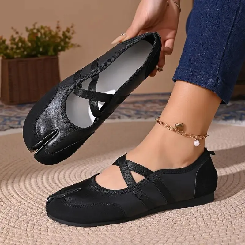 Comfortable Women's Tabi Flat Sandals Non-slip Walking Shoes_voghion.com