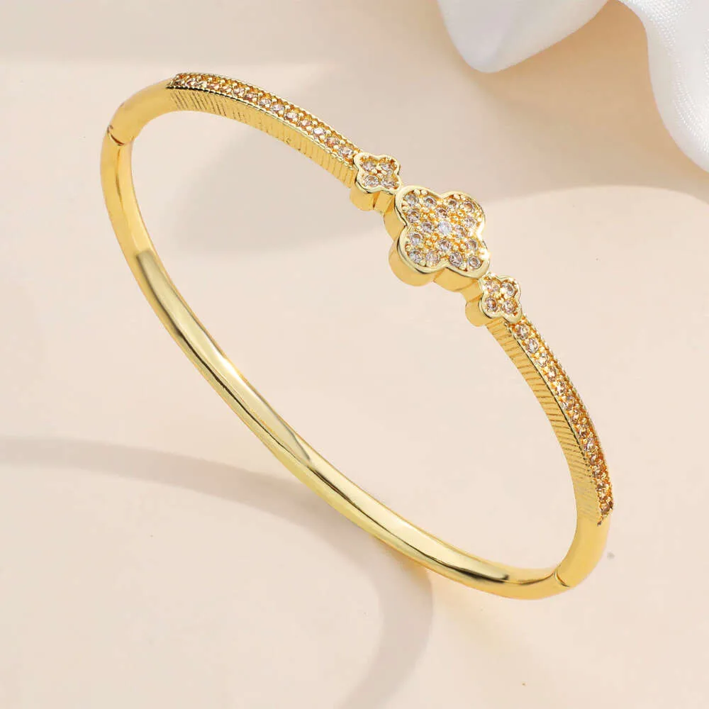 Lucky Four Leaf Clover Bracelet With Micro Zircon Gemstones_voghion.com