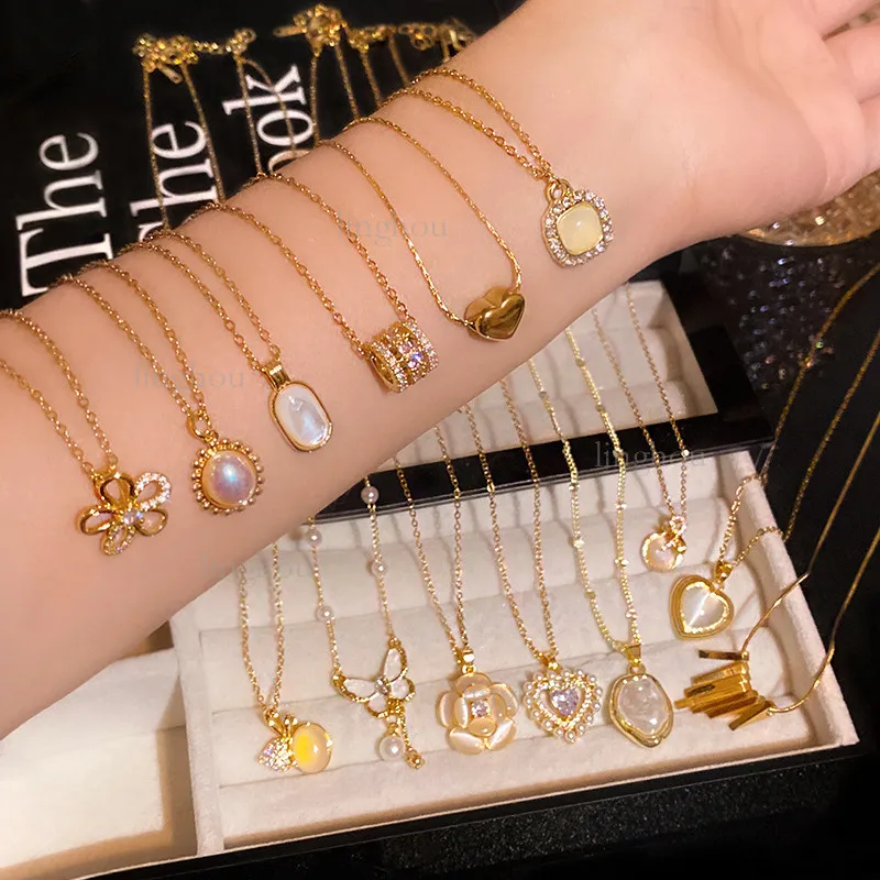 Collana di design 2026, marchio di lusso, gioielli da donna, nicchia, acciaio al titanio, texture di alta gamma, elegante pendente con zirconi e perle_voghion.com