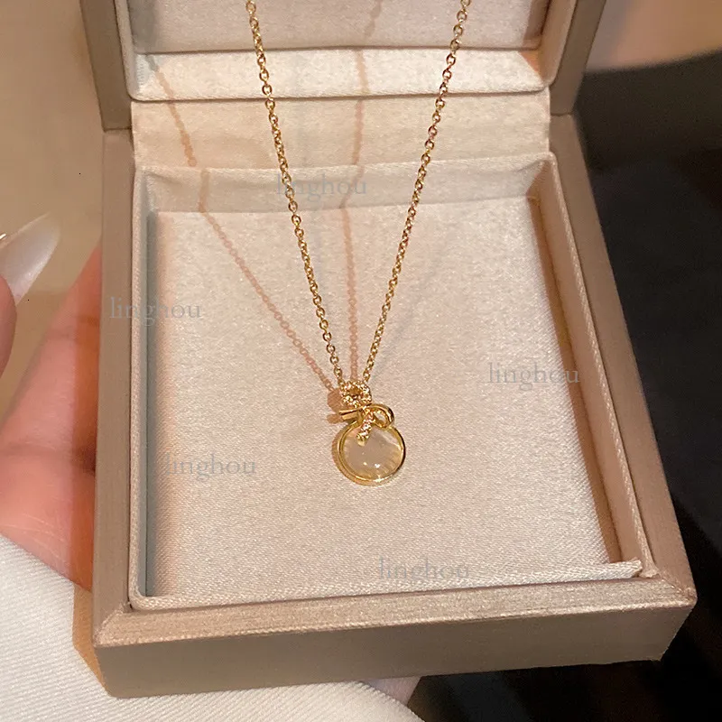 Collana di design 2026, marchio di lusso, gioielli da donna, nicchia, acciaio al titanio, texture di alta gamma, elegante pendente con zirconi e perle_voghion.com