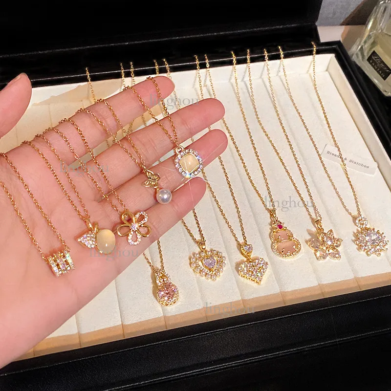 Collana di design 2026, marchio di lusso, gioielli da donna, nicchia, acciaio al titanio, texture di alta gamma, elegante pendente con zirconi e perle_voghion.com