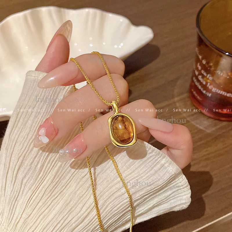 Collana di design 2026, marchio di lusso, gioielli da donna, nicchia, acciaio al titanio, texture di alta gamma, elegante pendente con zirconi e perle_voghion.com