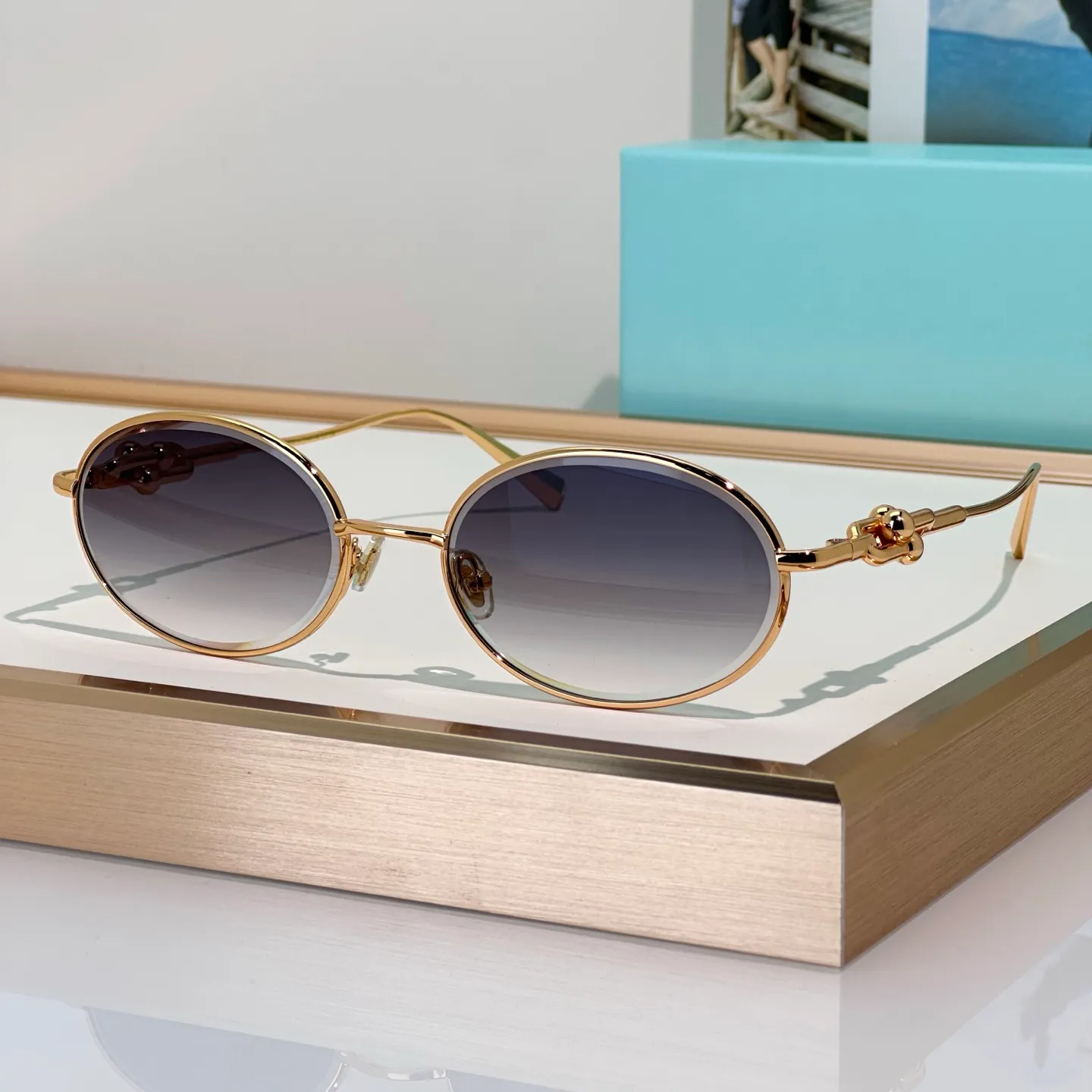 UV400 Metal Oval Full Frame Sunglasses for Men and Women  display picture 2