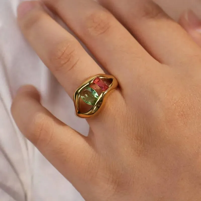 Guldbelagd ring med läppdesign för kvinnor med kubisk zirkonia_voghion.com