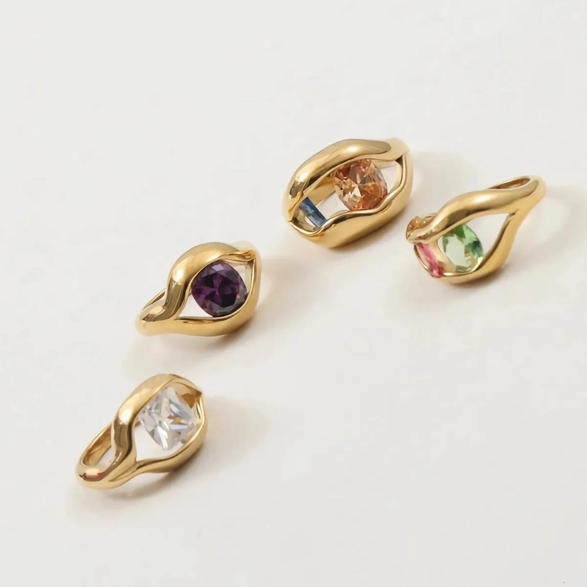 Guldbelagd ring med läppdesign för kvinnor med kubisk zirkonia_voghion.com