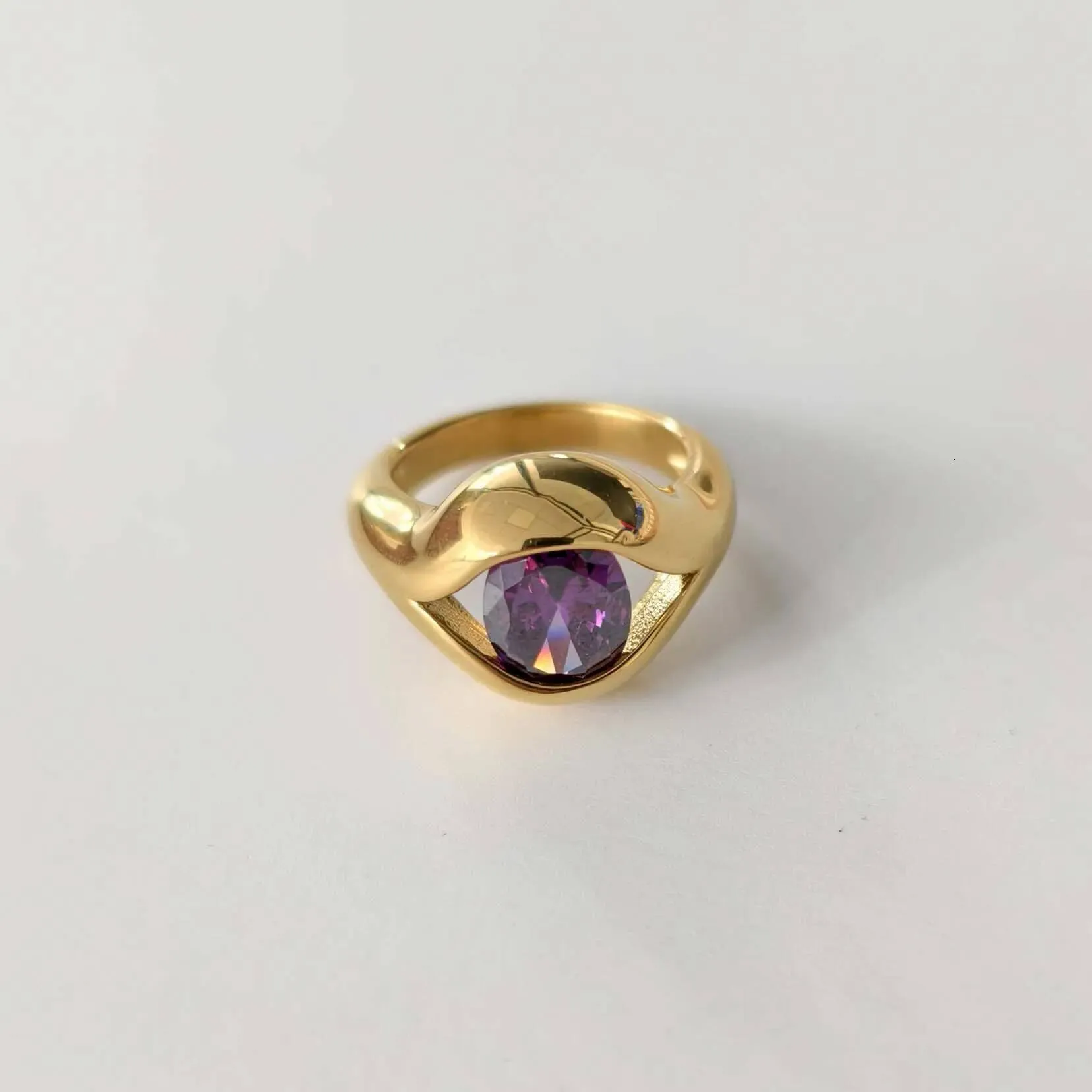 Guldbelagd ring med läppdesign för kvinnor med kubisk zirkonia_voghion.com