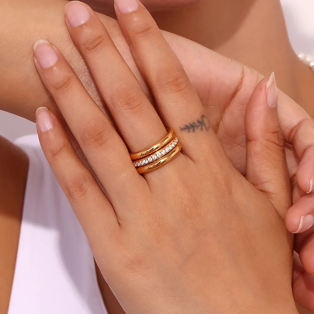 Anillo de compromiso de diseño con circonitas para mujer elegante_voghion.com