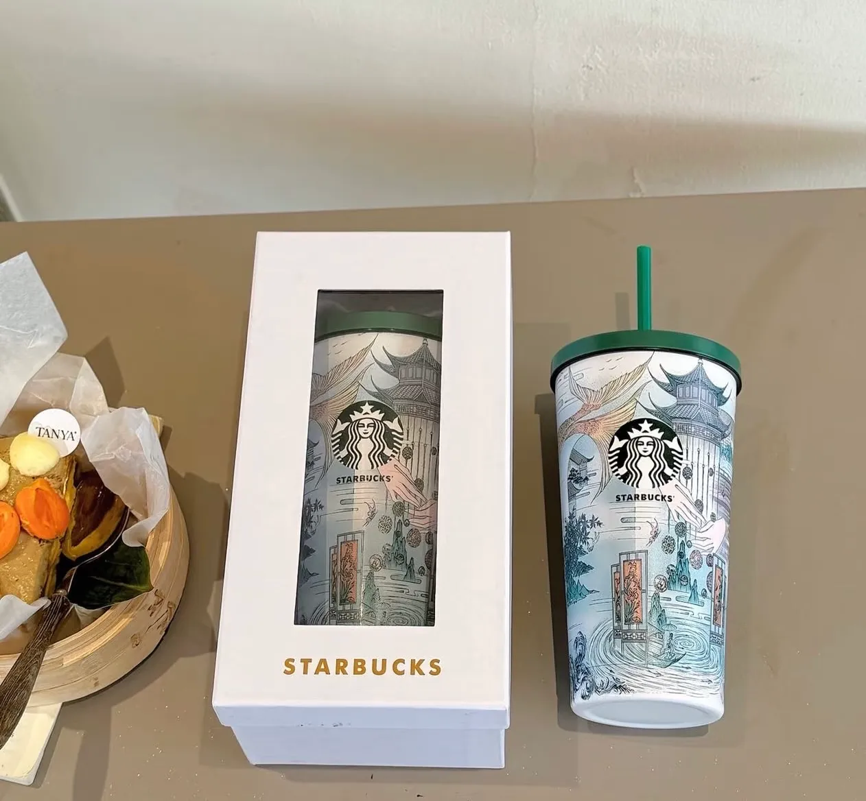 Starbucks 16,91 OZ Keramikbecher mit Strohhalm, weißer Becher mit malerischem Druck, grüner Deckel, Geschenkbox, Reisebecher, Sammlergeschenkbecher