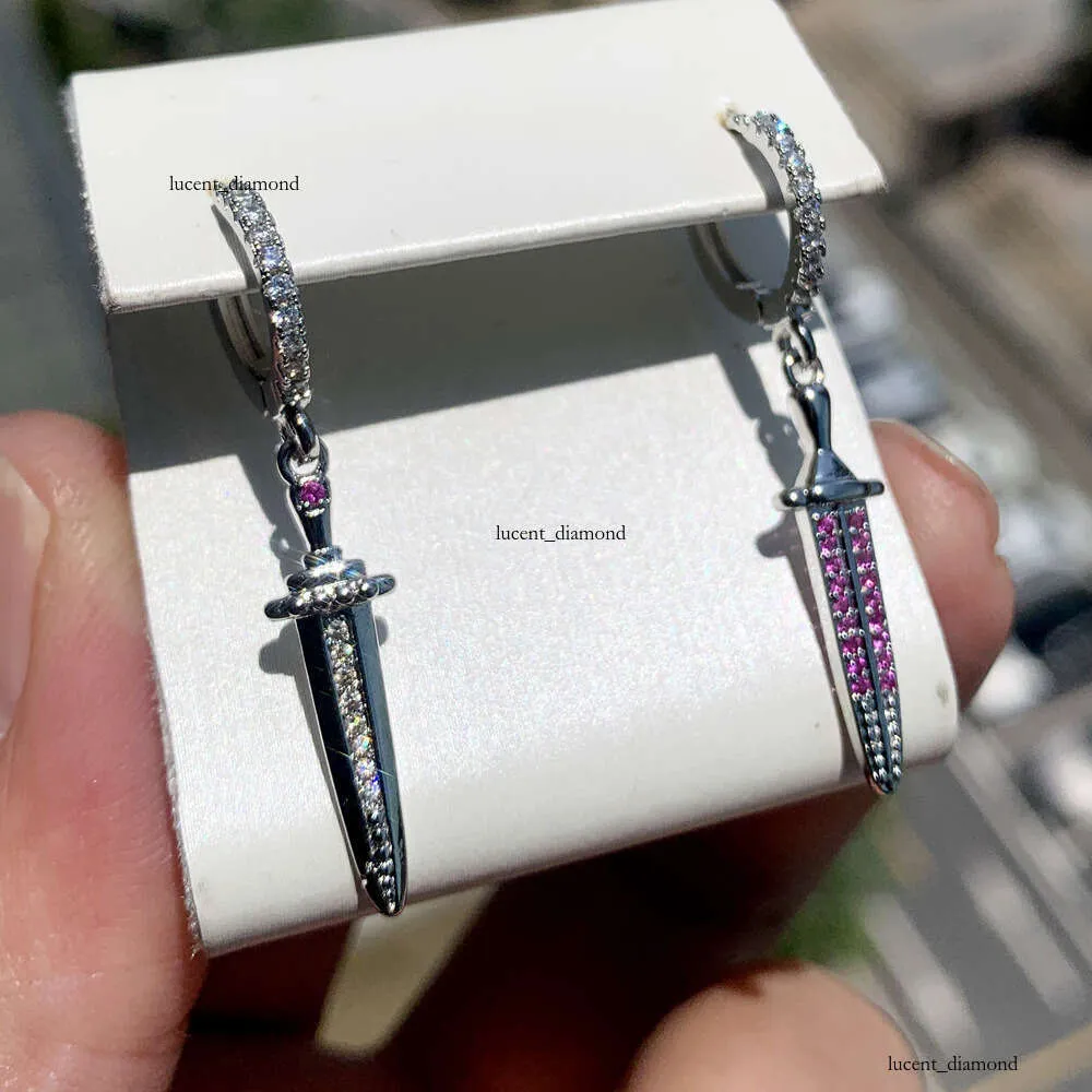 Neue, exklusive Damen-Ohrringe in Schwertform – modisches und trendiges Accessoire._voghion.com