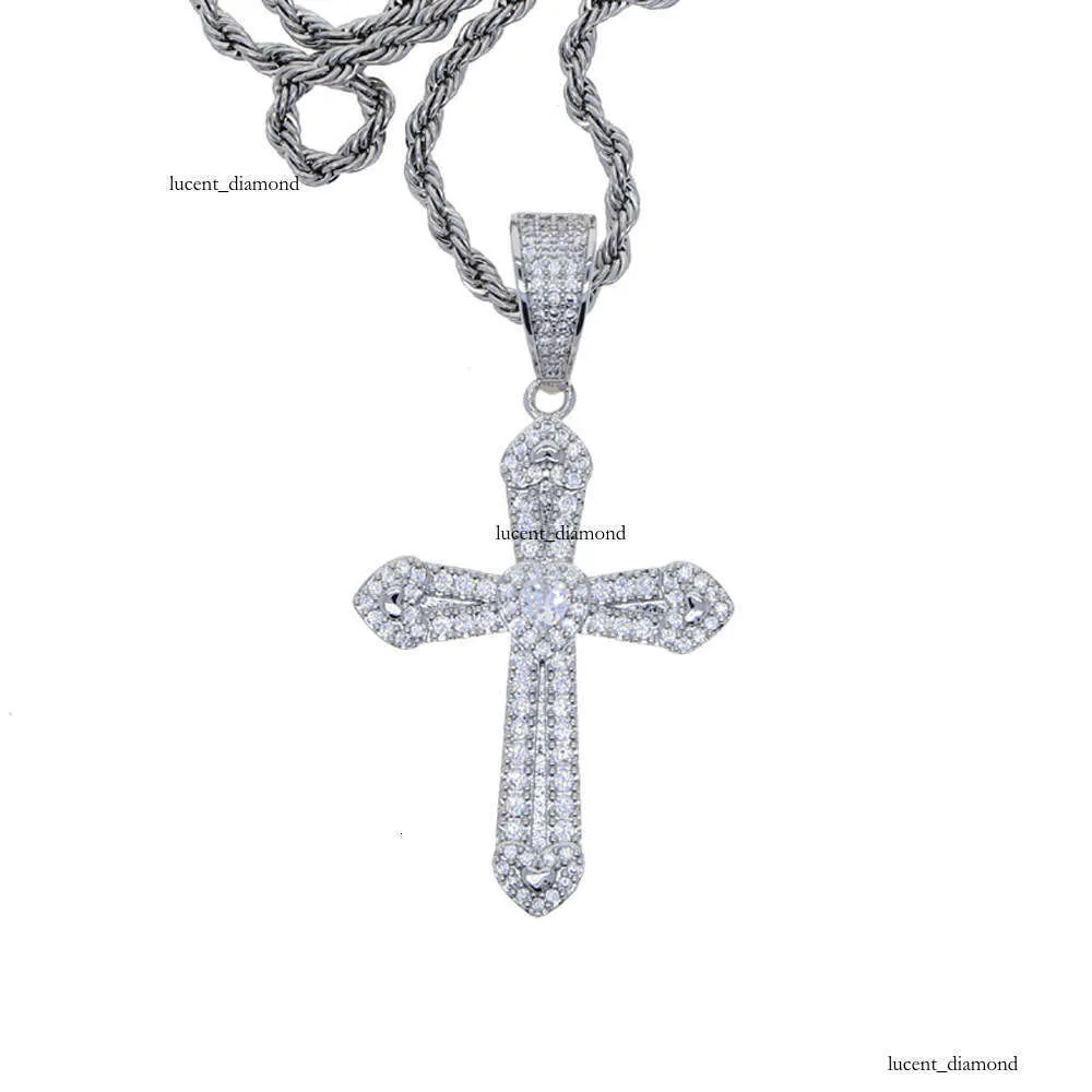Klassieke kruisvormige, hartvormige moissanite dameshanger van zilver met gedraaide ketting, groothandel._voghion.com