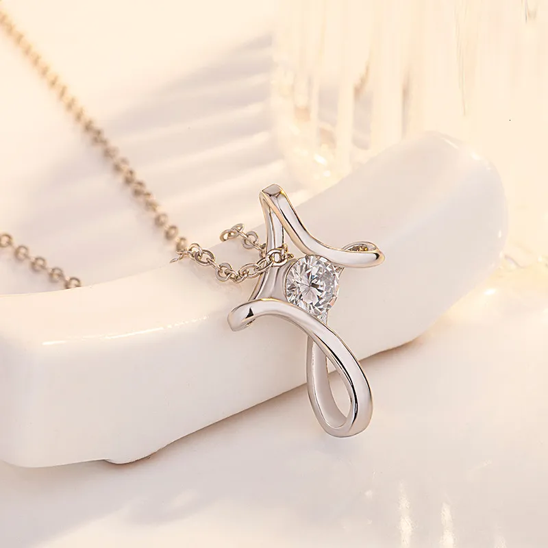 Modieuze kruisvormige zirkonia hanger, delicate halsketting, sieraden_voghion.com