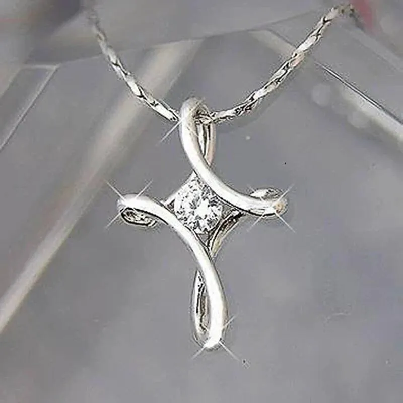 Modieuze kruisvormige zirkonia hanger, delicate halsketting, sieraden_voghion.com