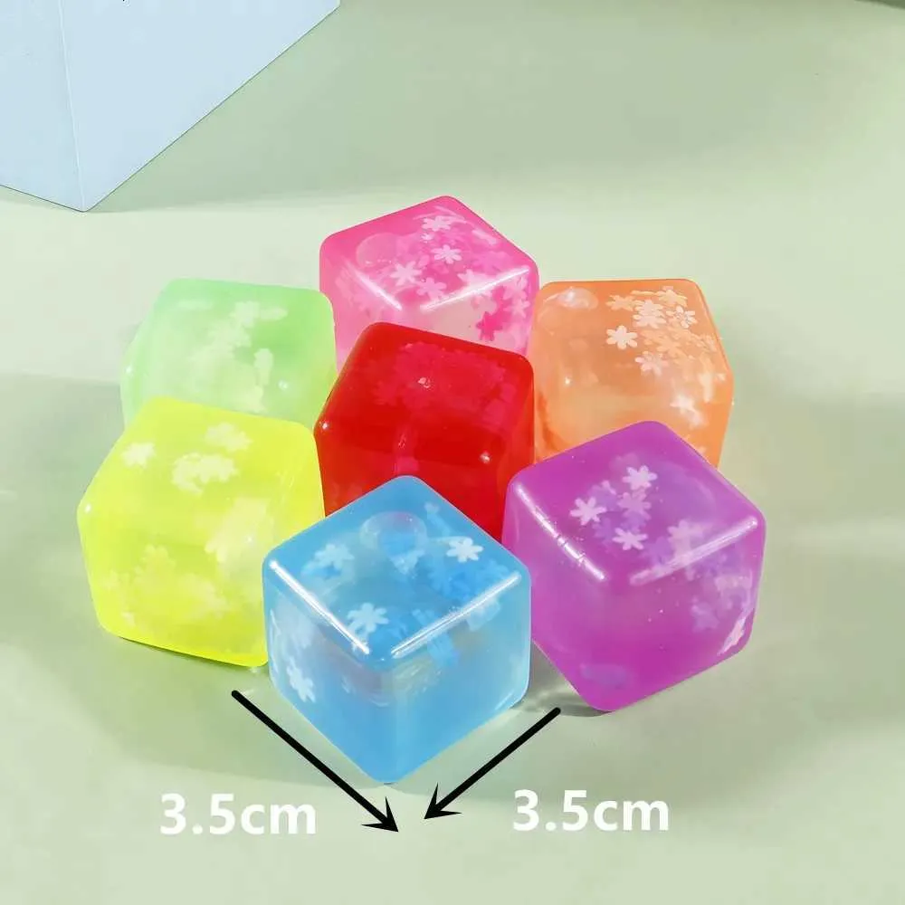Pelotas Antiestrés Fidget de Cubo de Hielo, 4 Piezas Pelotas Antiestrés para Niños, Juguetes Fidget para Adultos Alivio del Estrés Pelota para Apretar, Pelota de Ejercicio para Manos de Forma Cuadrada