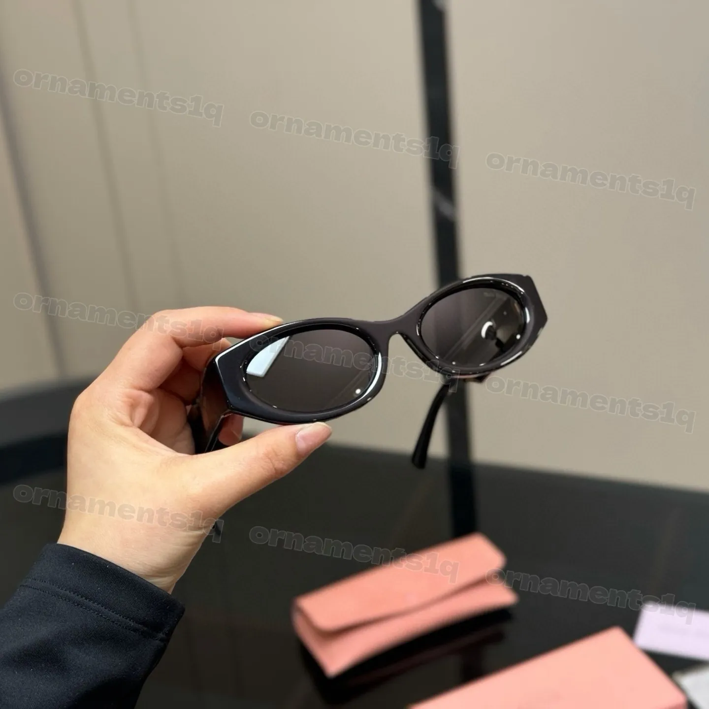 Colección de gafas de sol de diseño de alta gama para mujer. Gafas de sol de lujo con detalles dorados. Gafas ópticas con protección UV. Elegantes._voghion.com