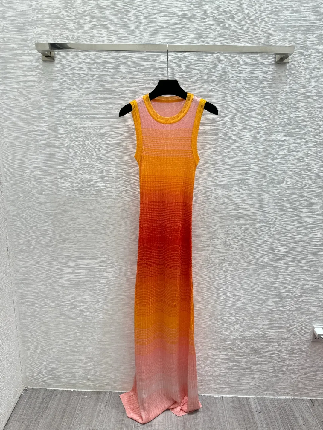 Contrast striped gradient round neck knitted vest skirt