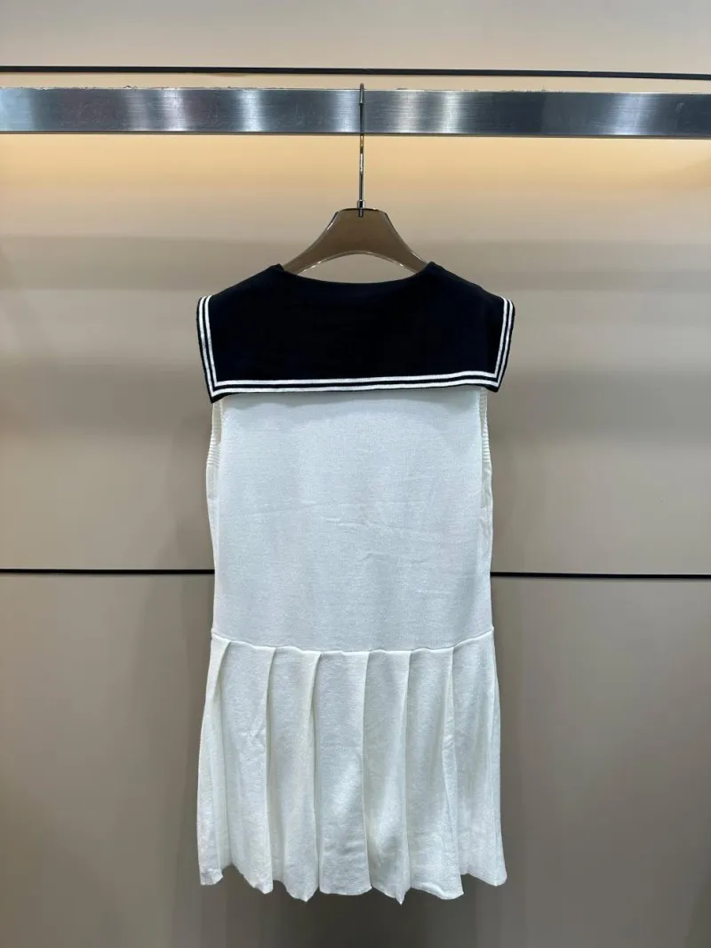 Designer Tank Top Dress Womens Sleeveless Sailor Collar Knit Mini Dress with Pleated Skirt and Brooch