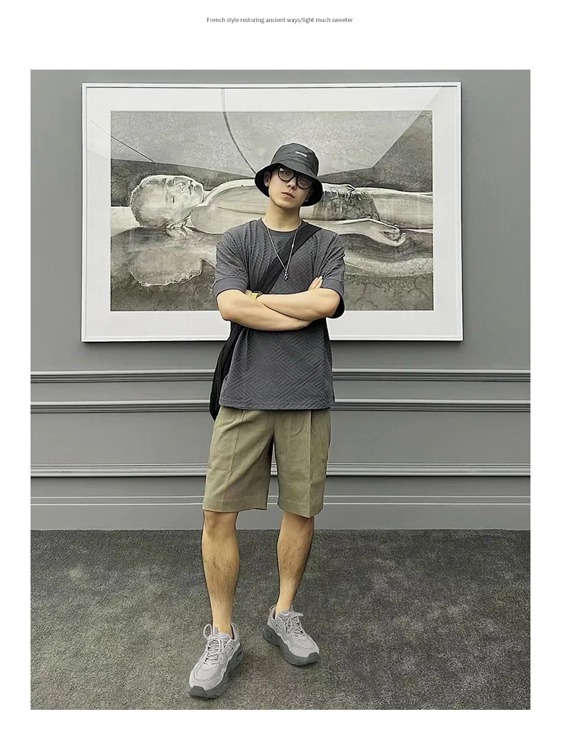 Tênis chunky preto estilo "dad sneakers" para mulheres e homens minimalistas, com painéis de mesh e camurça, perfeitos para o streetwear._voghion.com