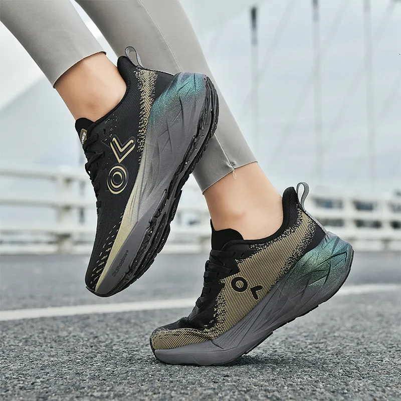 Minimalist Women And Mens Black Chunky Mesh Dad Sneakers With Reflective Accents_voghion.com