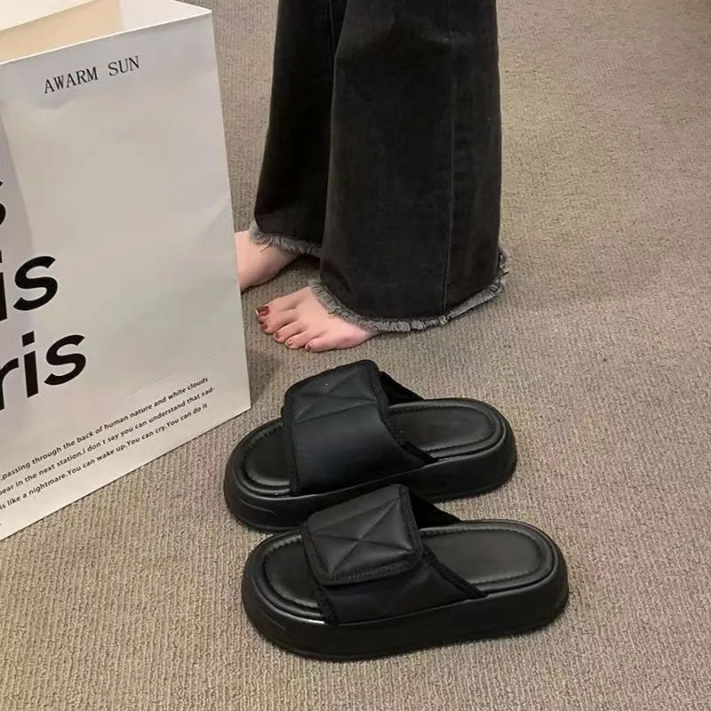 Pantoufles d'été pour femmes avec fermeture velcro, idéales pour les vêtements d'extérieur. Semelle épaisse, motif éponge. Balai de plage polyvalent._voghion.com