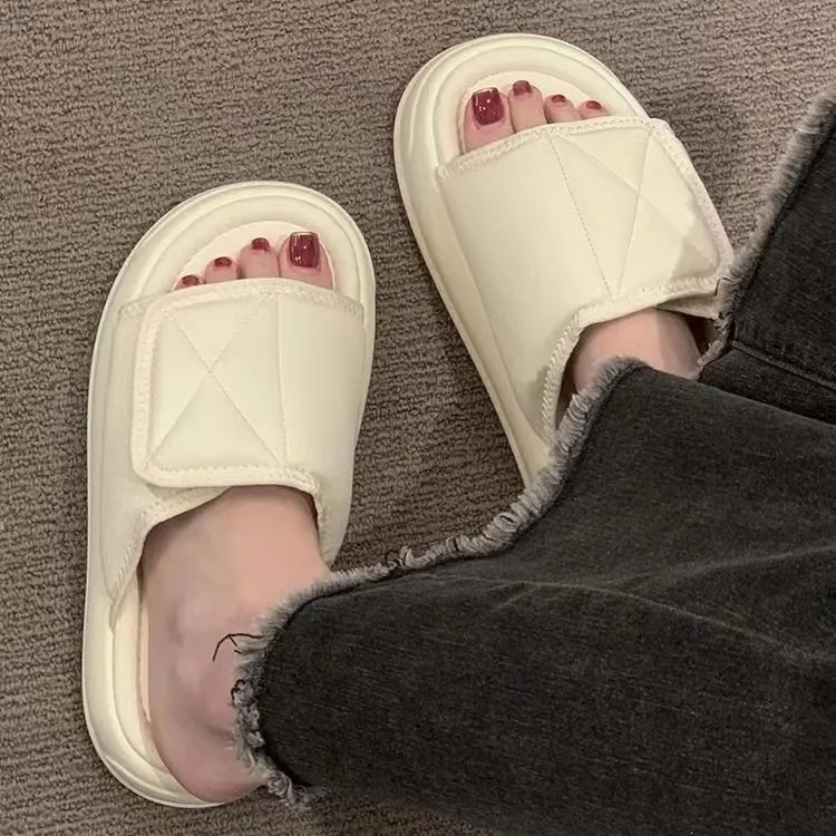 Pantoufles d'été pour femmes avec fermeture velcro, idéales pour les vêtements d'extérieur. Semelle épaisse, motif éponge. Balai de plage polyvalent._voghion.com
