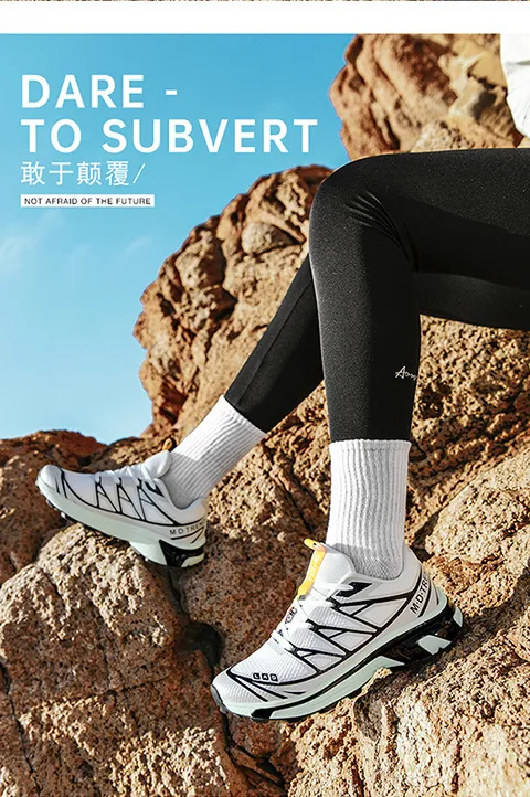Minimalistische weiße Outdoor-Wanderschuhe für Damen und Herren mit schwarzem Grafikprint_voghion.com