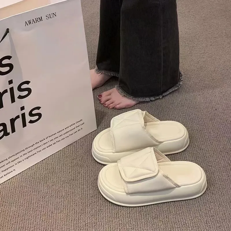 Pantoufles d'été pour femmes avec fermeture velcro, idéales pour les vêtements d'extérieur. Semelle épaisse, motif éponge. Balai de plage polyvalent._voghion.com