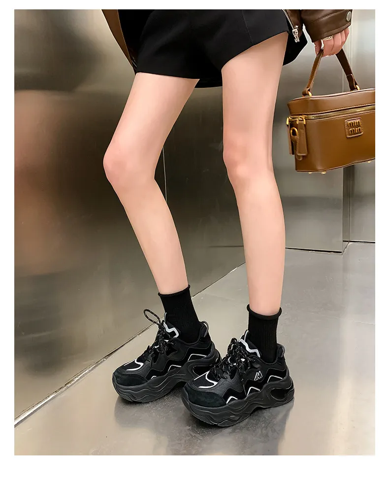 Tênis chunky preto estilo "dad sneakers" para mulheres e homens minimalistas, com painéis de mesh e camurça, perfeitos para o streetwear._voghion.com