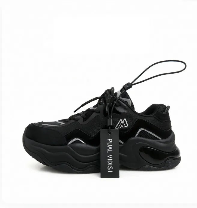Tênis chunky preto estilo "dad sneakers" para mulheres e homens minimalistas, com painéis de mesh e camurça, perfeitos para o streetwear._voghion.com