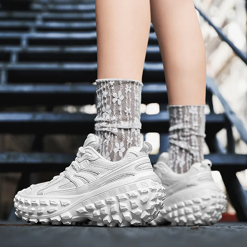 Baskets unisexes noires minimalistes en maille, inspirées de la randonnée, avec semelle texturée._voghion.com