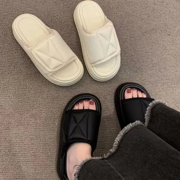 Pantoufles d'été pour femmes avec fermeture velcro, idéales pour les vêtements d'extérieur. Semelle épaisse, motif éponge. Balai de plage polyvalent._voghion.com