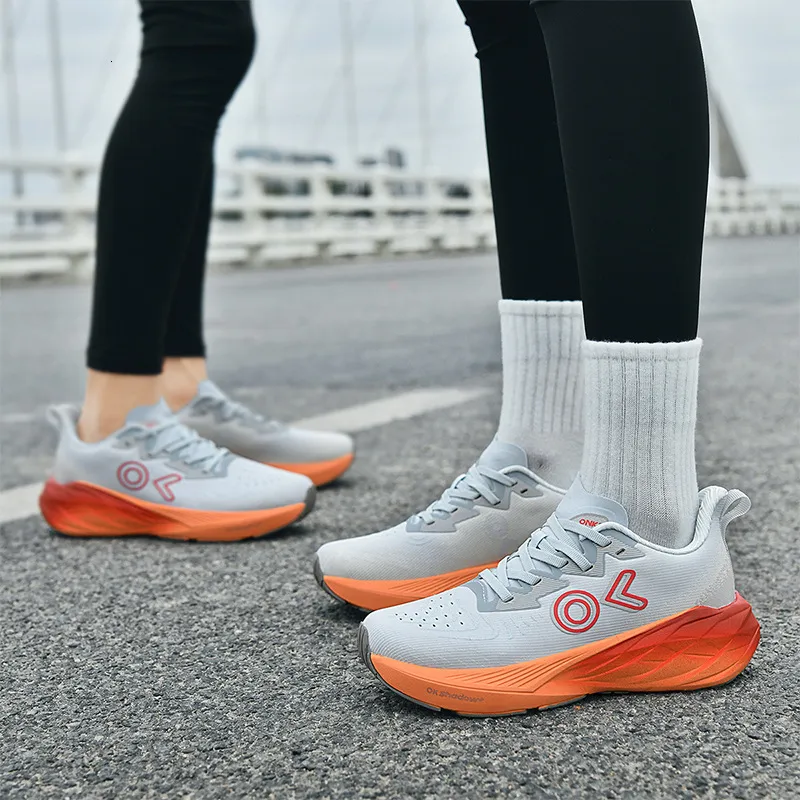 Minimalist Women And Mens Black Chunky Mesh Dad Sneakers With Reflective Accents_voghion.com