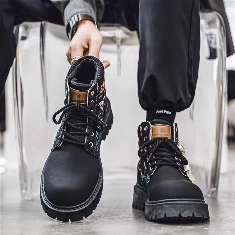Botas de combate masculinas pretas com plataforma, bordados coloridos duráveis ​​e franjas._voghion.com