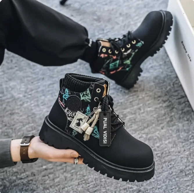 Botas de combate masculinas pretas com plataforma, bordados coloridos duráveis e franjas._voghion.com