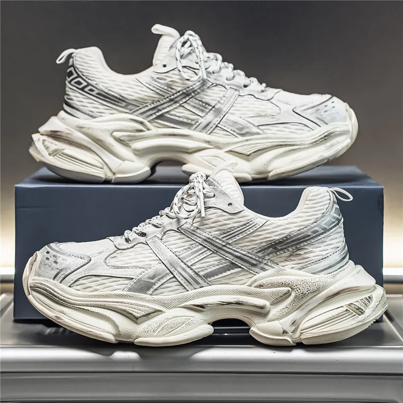 Sneakers da uomo nere e argento, robuste e massicce, modello "dad sneakers" con finitura effetto invecchiato._voghion.com