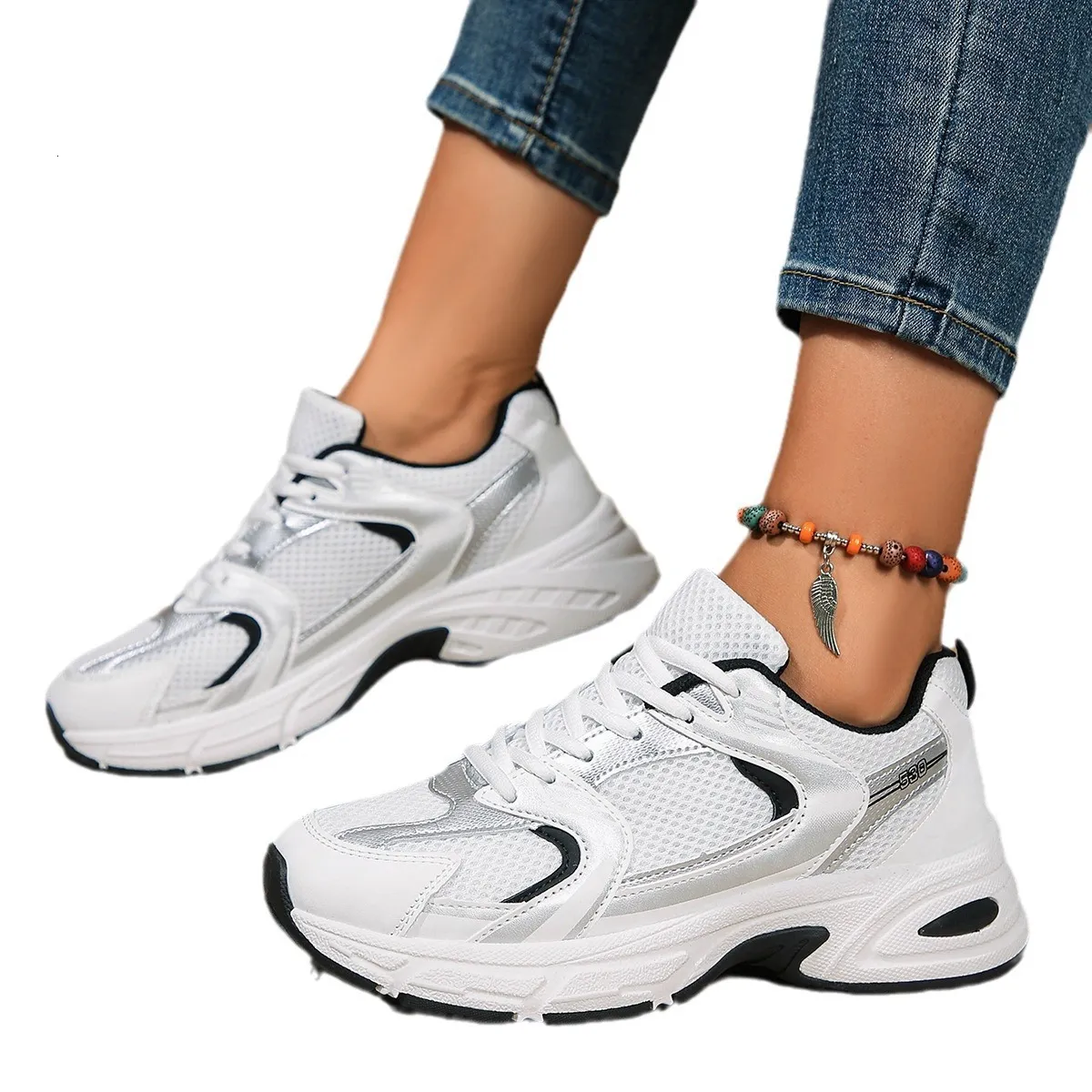 Modieuze dames sneakers in wit bordeauxrood mesh met zilveren accenten._voghion.com