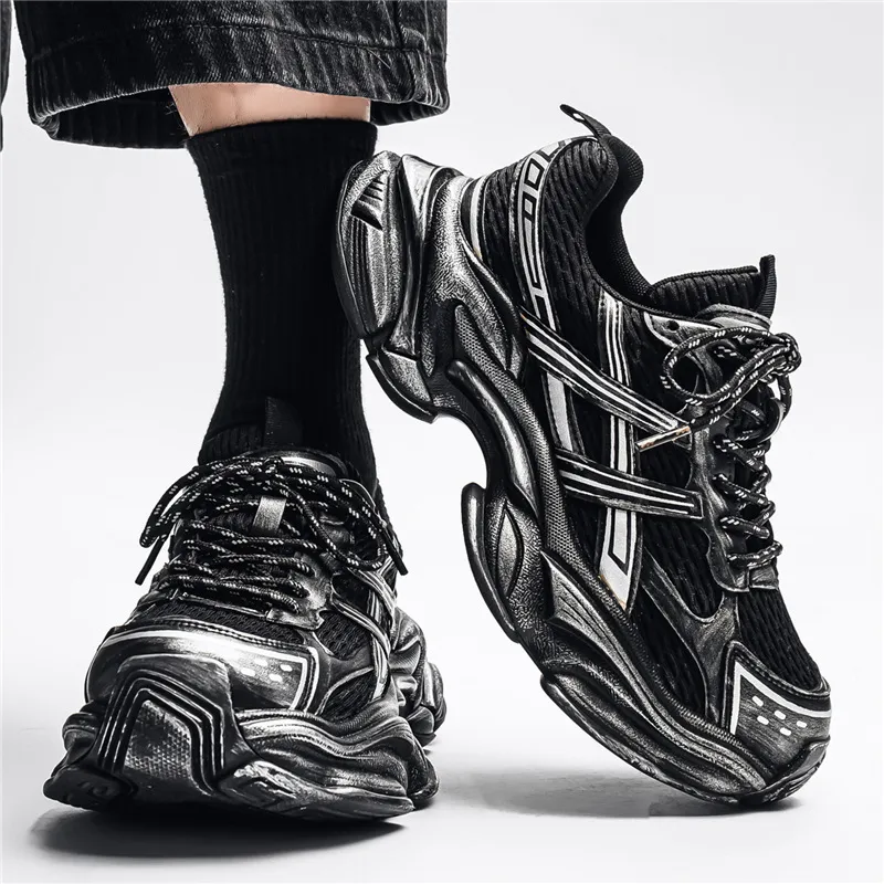 Sneakers da uomo nere e argento, robuste e massicce, modello "dad sneakers" con finitura effetto invecchiato._voghion.com