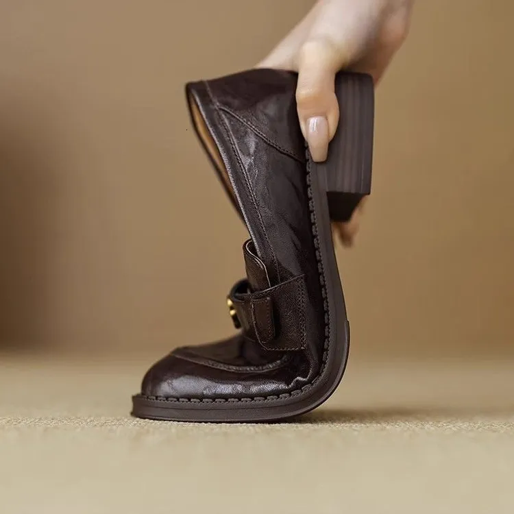 Dames loafers van bruin leer met rozen-gesp en lage blokhak_voghion.com