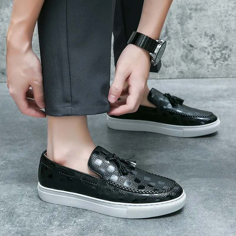 Zwarte, schokabsorberende leren loafers met reliëf en kwastjes voor heren, instapschoenen voor casual gebruik._voghion.com