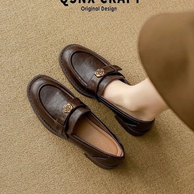 Dames loafers van bruin leer met rozen-gesp en lage blokhak_voghion.com