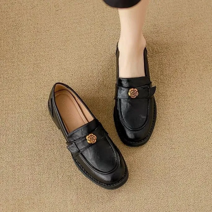 Dames loafers van bruin leer met rozen-gesp en lage blokhak_voghion.com
