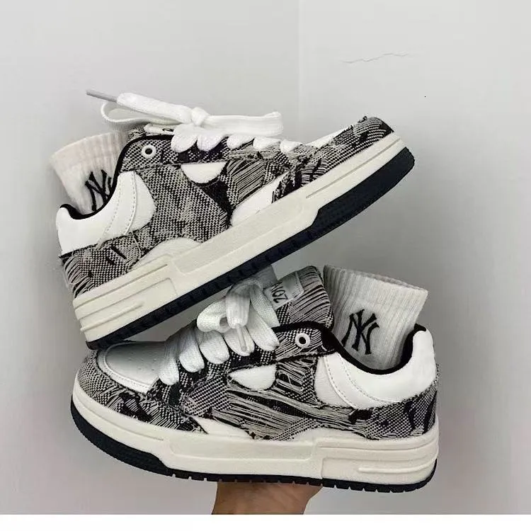 Sneakers in tela uomo e donna nere e bianche basse_voghion.com