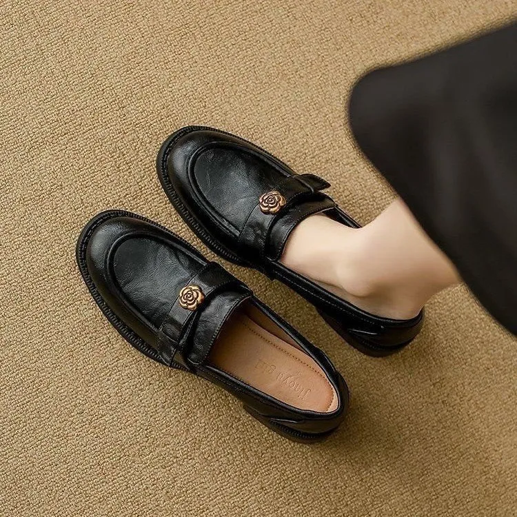 Dames loafers van bruin leer met rozen-gesp en lage blokhak_voghion.com