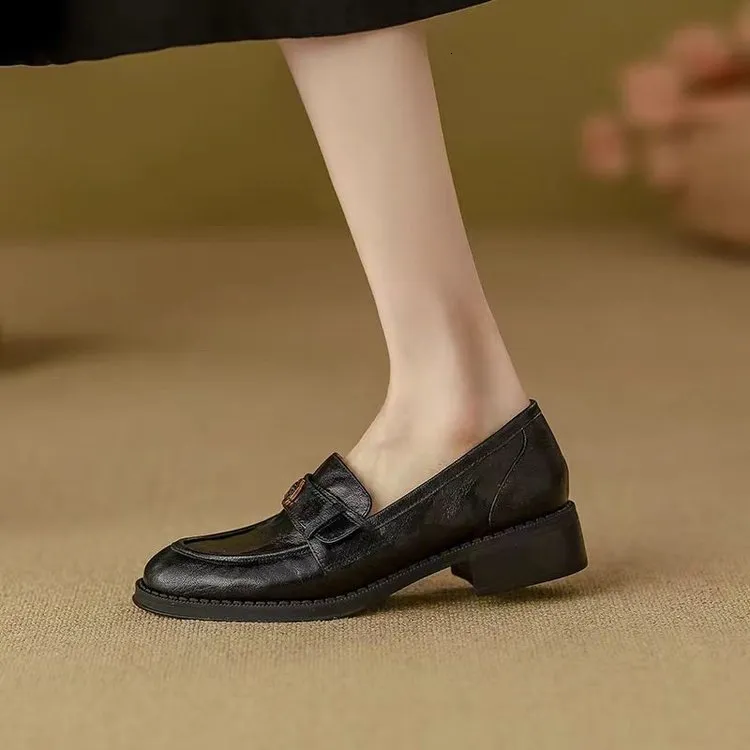 Dames loafers van bruin leer met rozen-gesp en lage blokhak_voghion.com