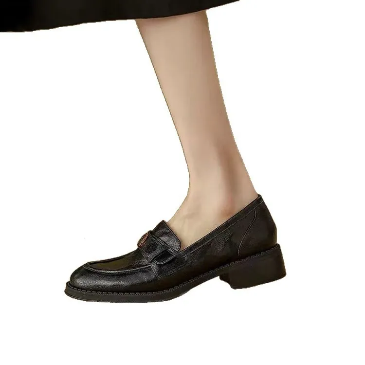 Damesschoenen van bruin leer met schokabsorberende eigenschappen, roze gesp en lage blokhak._voghion.com