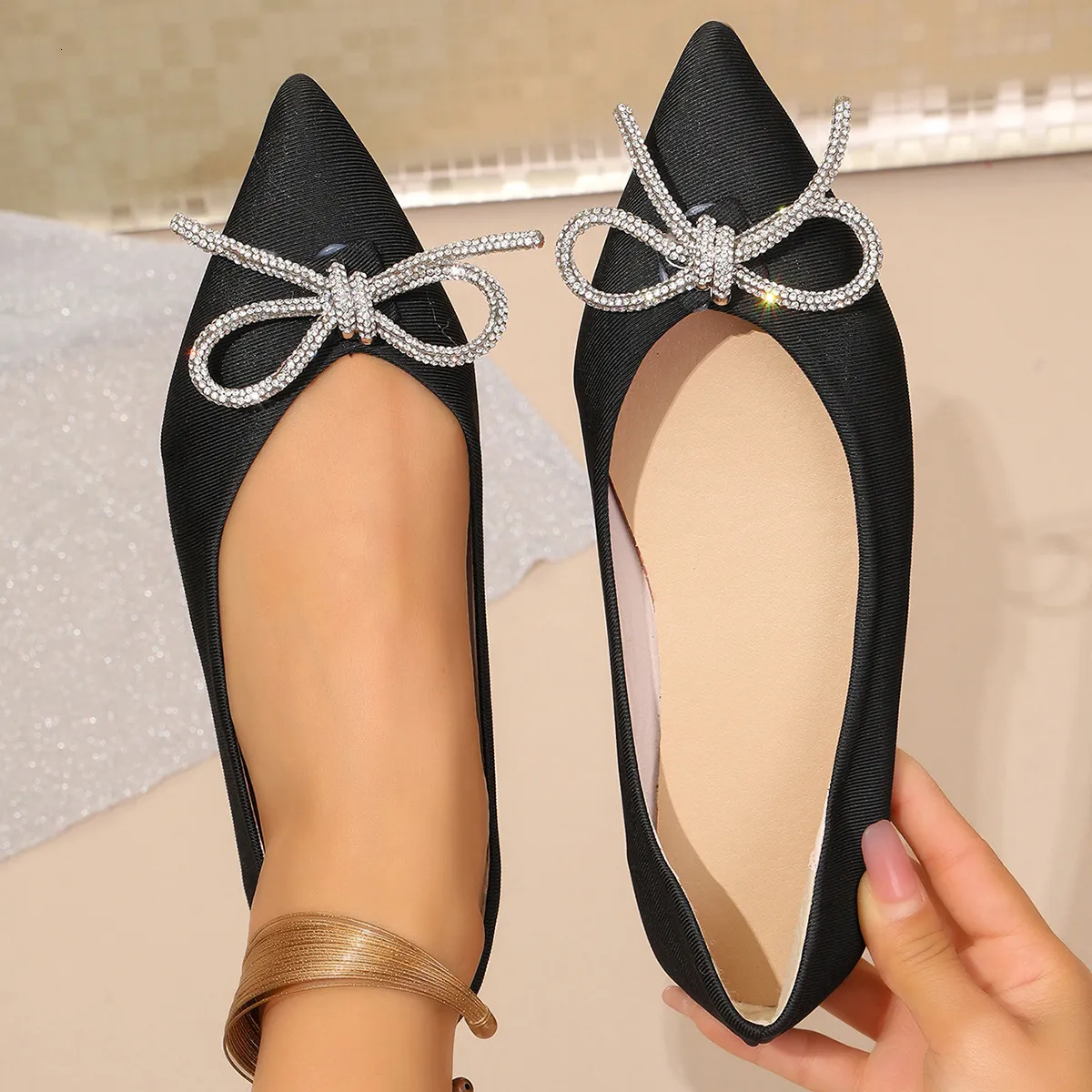 Dames ballerina's van satijn met puntige neus en strass strik_voghion.com