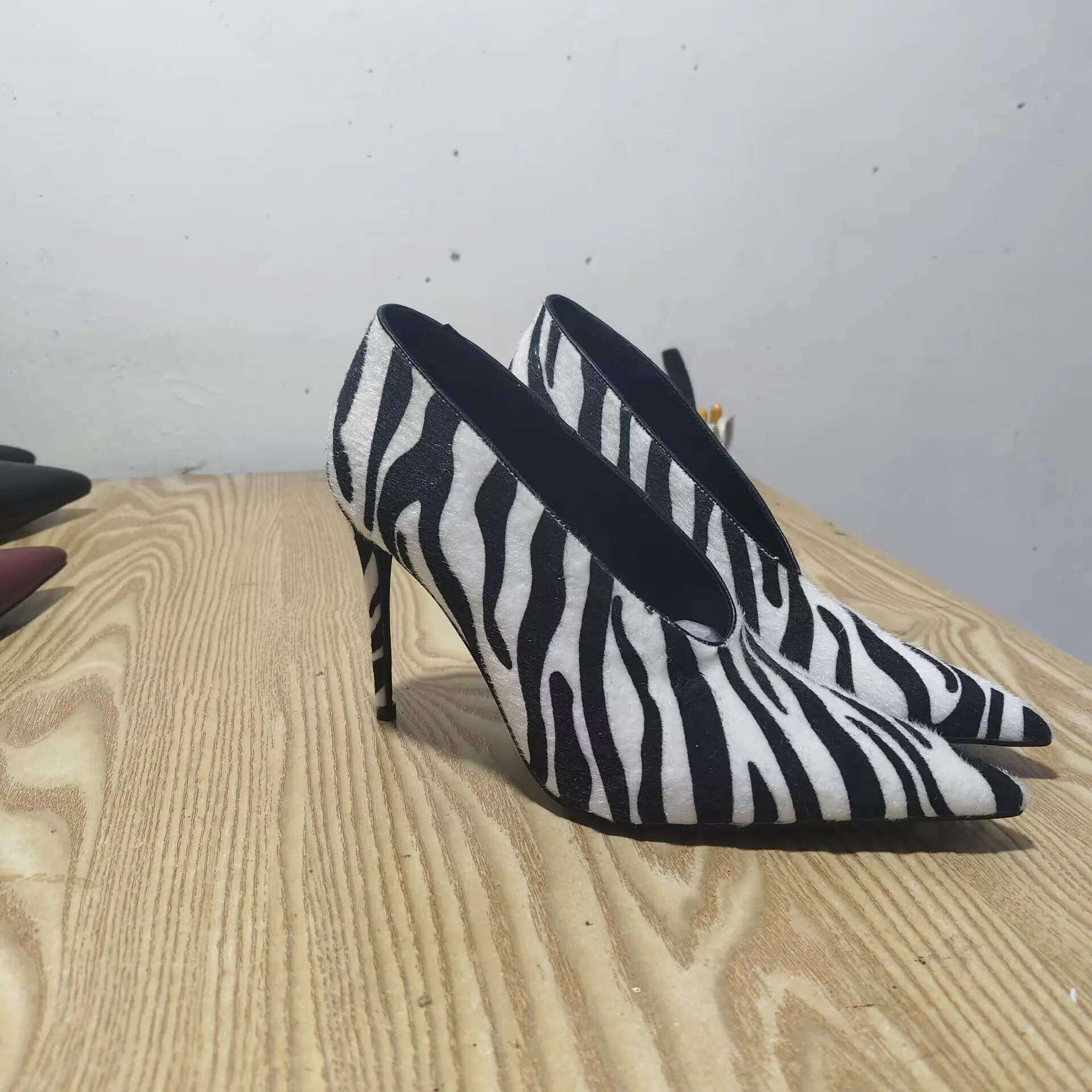 Women's Zebra Print Pointed Toe Stiletto Heels V Cut Pumps_voghion.com