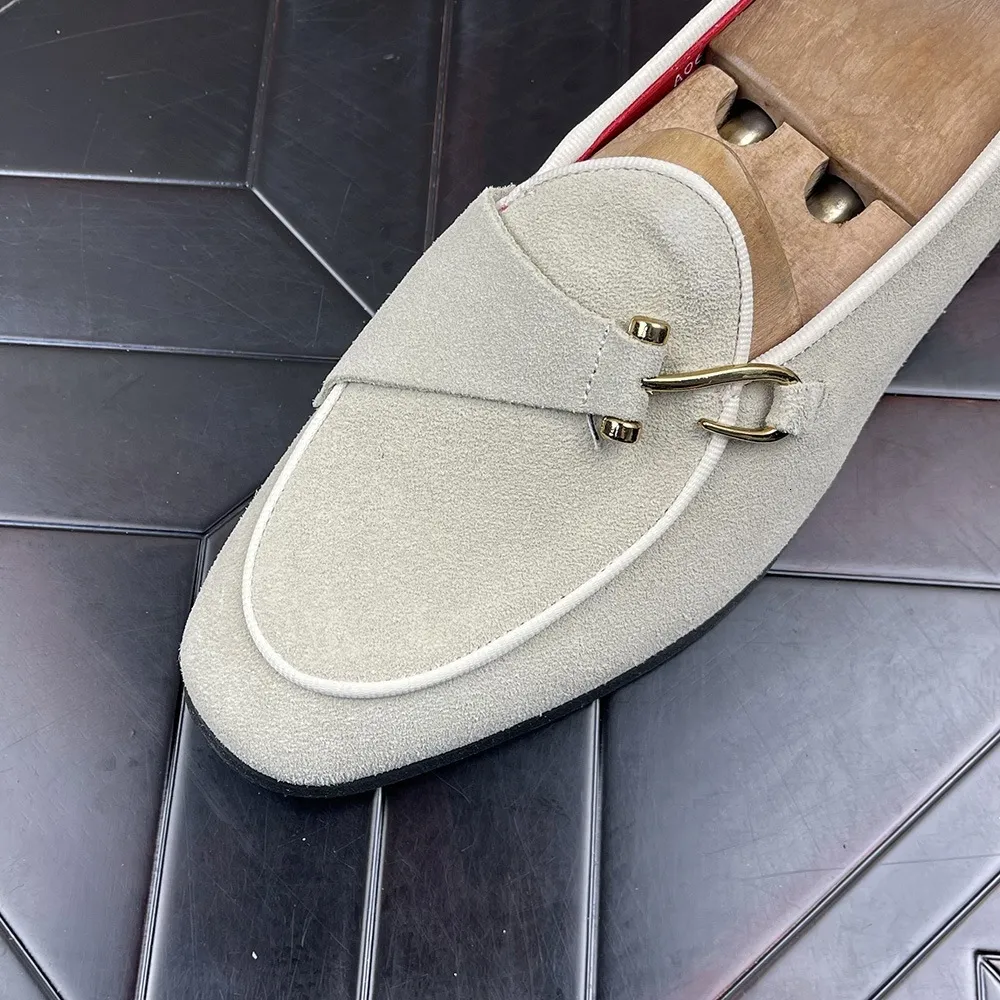Heren instappers van beige suède met gouden gesp_voghion.com