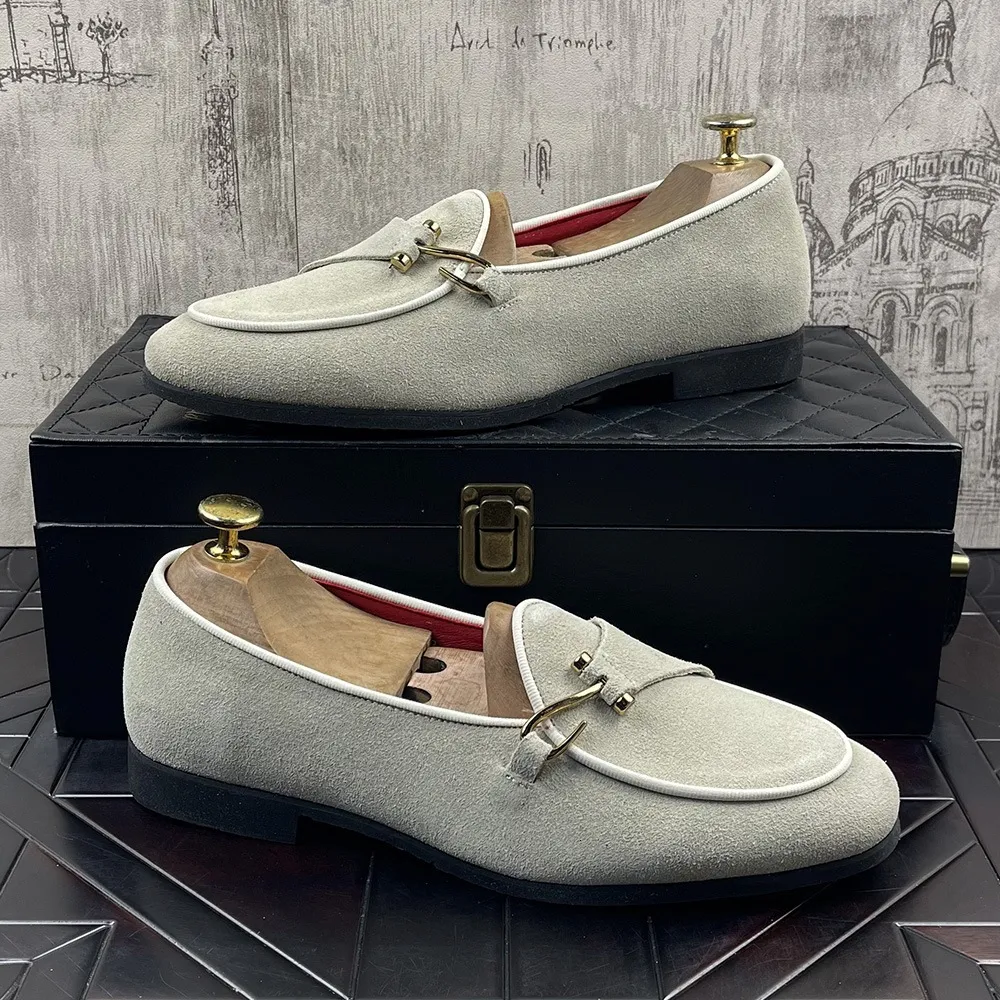 Beige suède loafers voor heren met gouden gesp, instapschoenen voor casual gebruik._voghion.com
