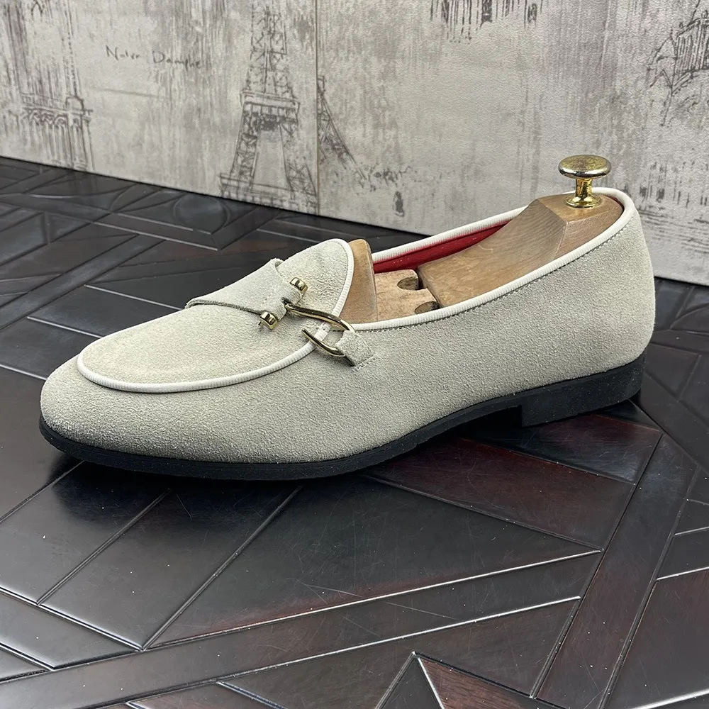 Beige suède loafers voor heren met gouden gesp, instapschoenen voor casual gebruik._voghion.com