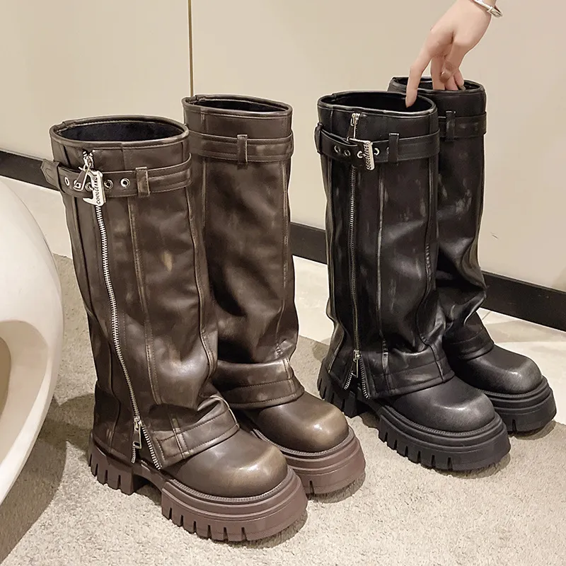 Botas femininas retrô de couro desgastado até o joelho com fivela, zíper lateral e salto plataforma grosso para um visual ousado._voghion.com